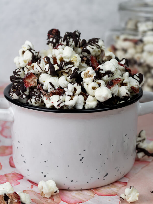 white chocolate popcorn with strawberry